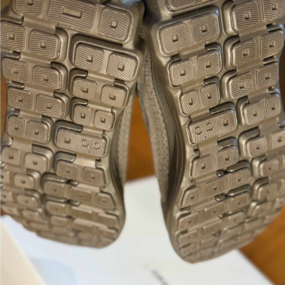 ALO Yoga Unisex Runner Sneakers in Espresso NWT - Picture 6 of 7